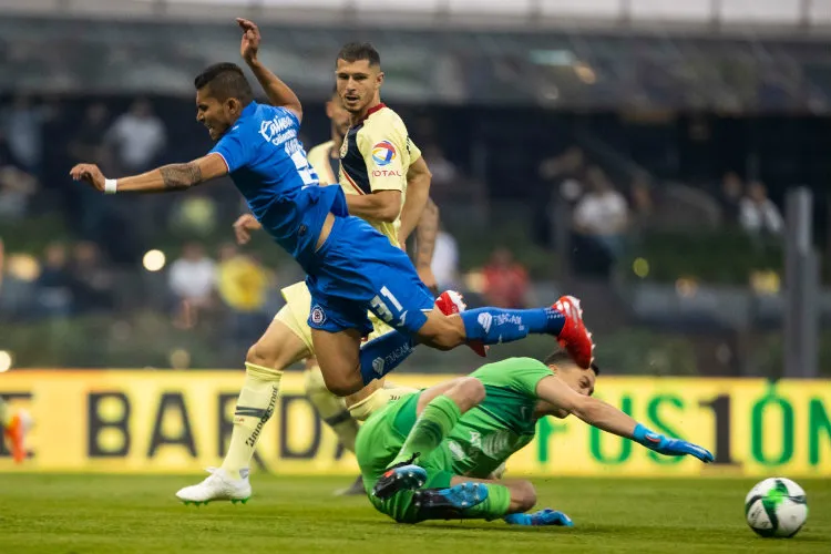 MIGUEL PONTÓN Orbelín cae al césped tras un choque con Marchesín