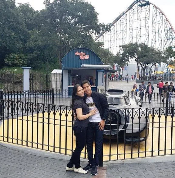 Lainez se toma una foto con su mamá en un parque de diversiones