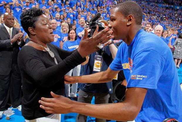 Durant abraza a su mamá tras un partido