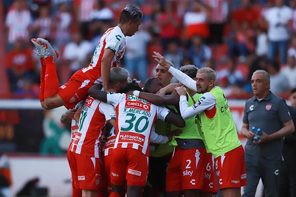 Jugadores del Necaxa celebran gol