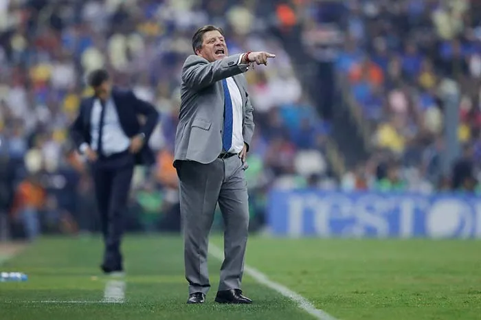 IMAGO7 Piojo da indicaciones a sus jugadores