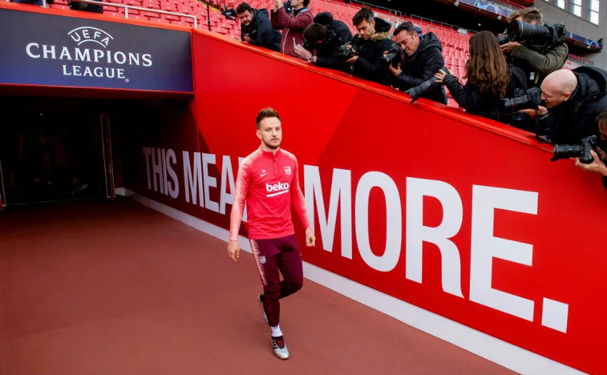 EFE Rakitic camina hacia el terreno de juego