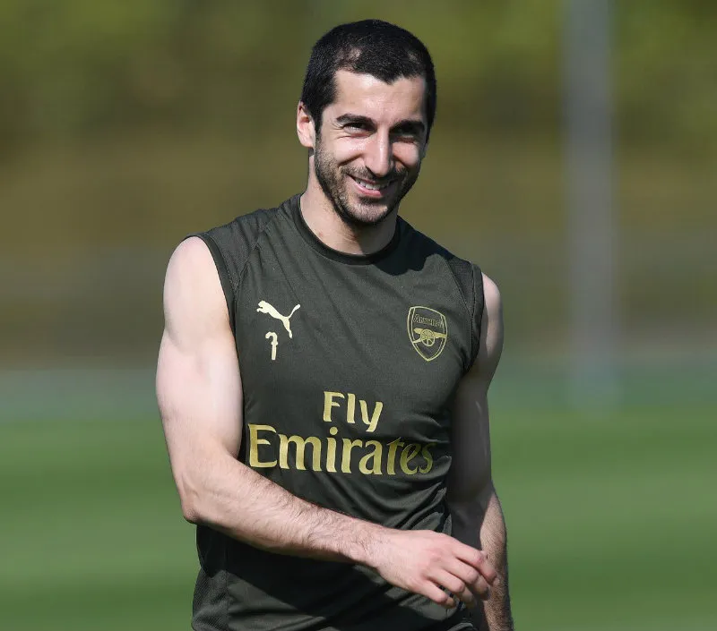 Mkhitaryan sonríe en una práctica con el Arsenal