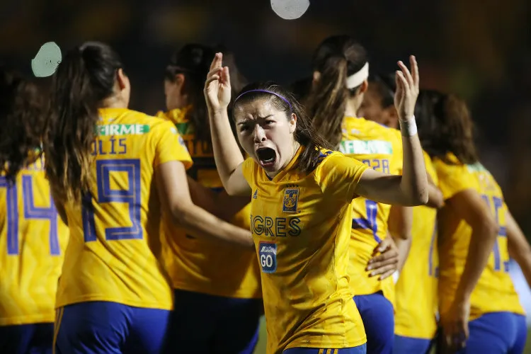 Katty Martínez festeja gol de Tigres en el Volcán