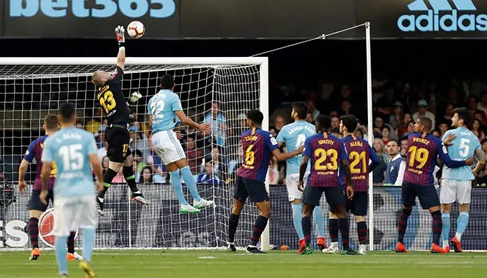 Cillessen en partido con el Barcelona