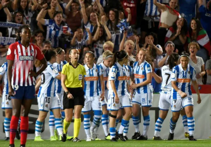 Jugadoras de la Real festejan gol contra Atlético