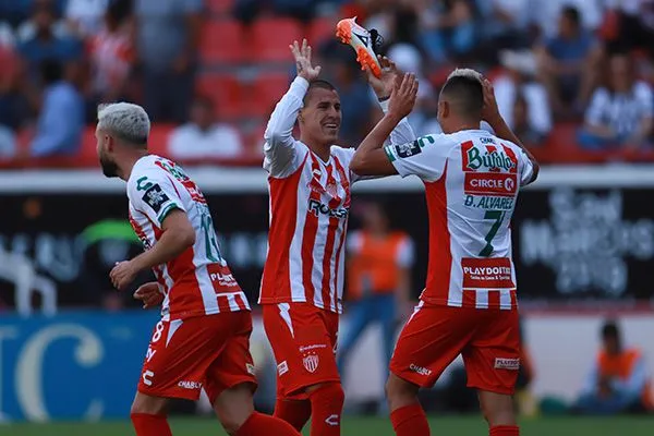 Calderón y otros jugadores de Necaxa en plena celebración