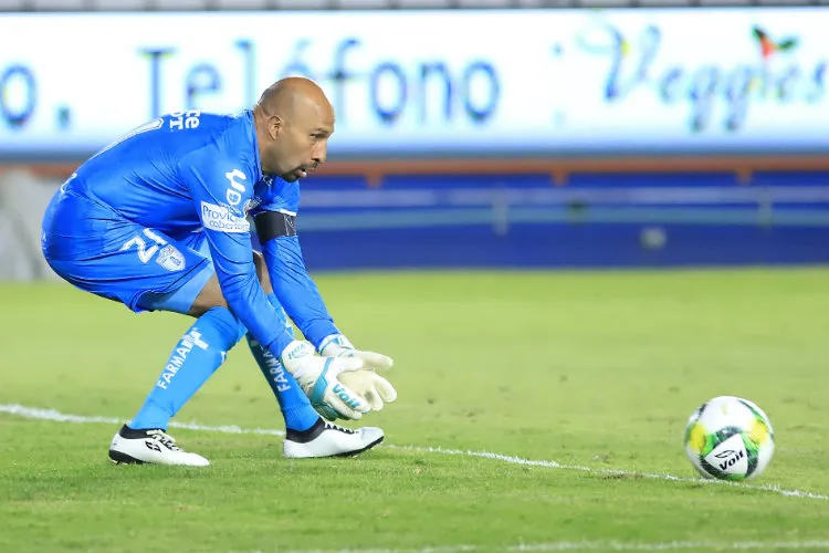 Conejo recibe el esférico en el duelo entre Pachuca vs Atlante