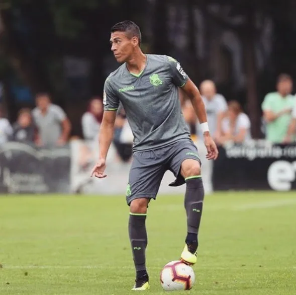 Héctor Moreno durante un juego con la Real Sociedad