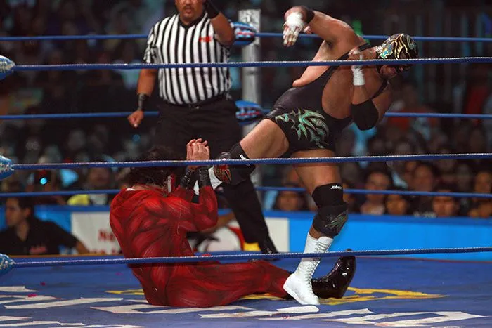 Silver King le da una patada a uno de sus rivales