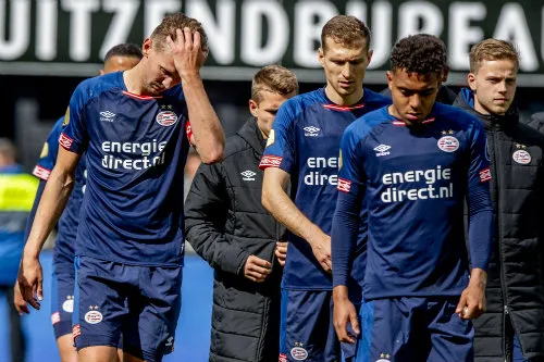 Jugadores del PSV en lamento tras caer ante el AZ Alkmaar