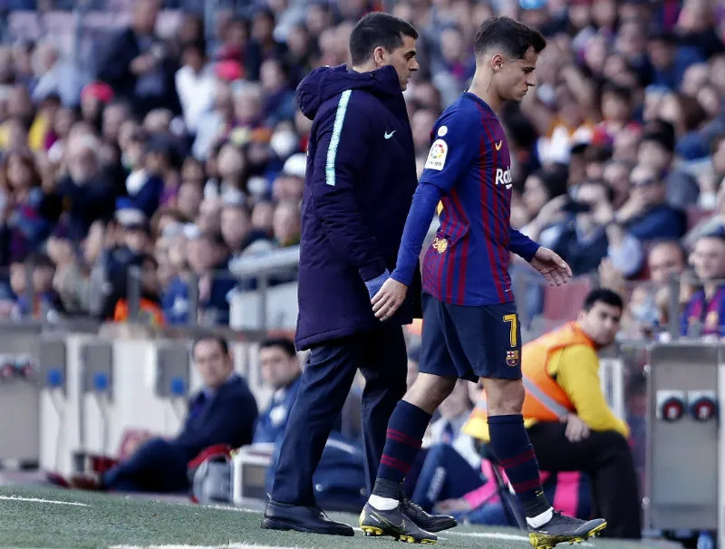 Coutinho sale de la cancha tras lesionarse