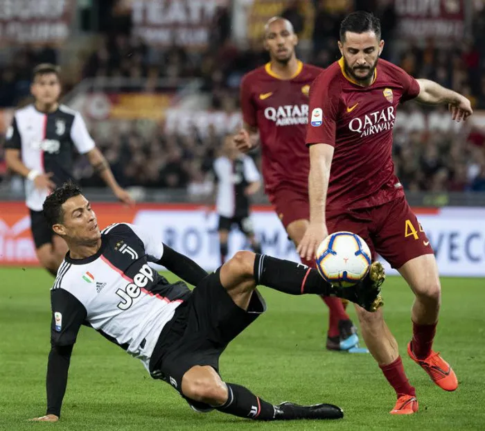 Cristiano pelea el balón