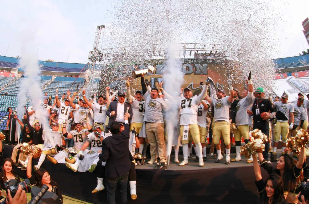 Jugadores de Condors festejan triunfo en Tazón México