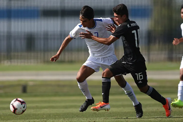SELECCIÓN NACIONAL Kevin Mariscal intenta terminar con el ataque de El Salvador