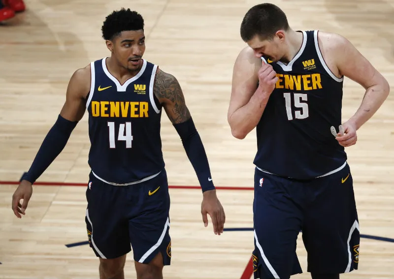 AP Jugadores de los Nuggets lamentan la derrota