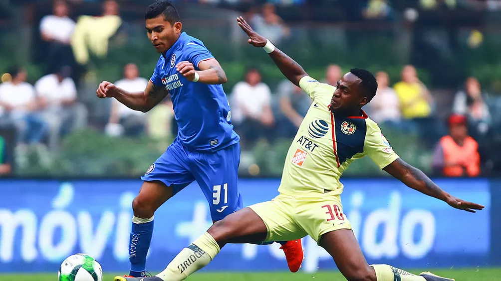 Pineda disputa la pelota con Renato Ibarra en el mediocampo