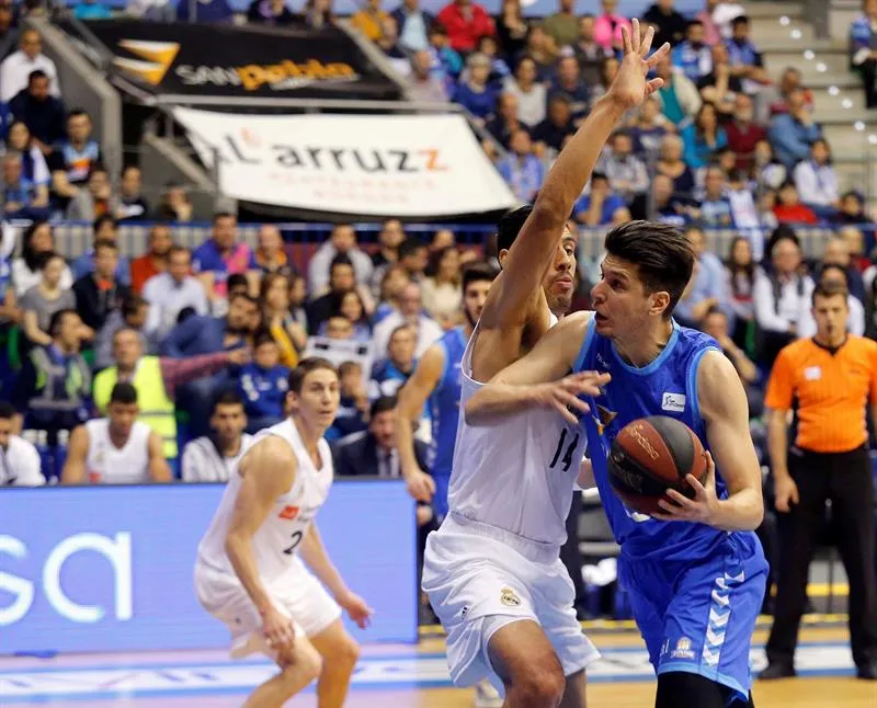 EFE Ayón trata de tapar un remate del rival