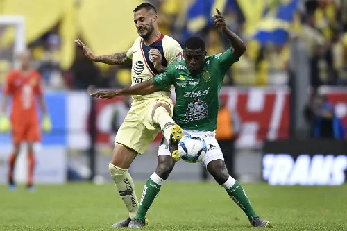 IMAGO7 Víctor Aguilera y Joel Campbell disputan un esférico