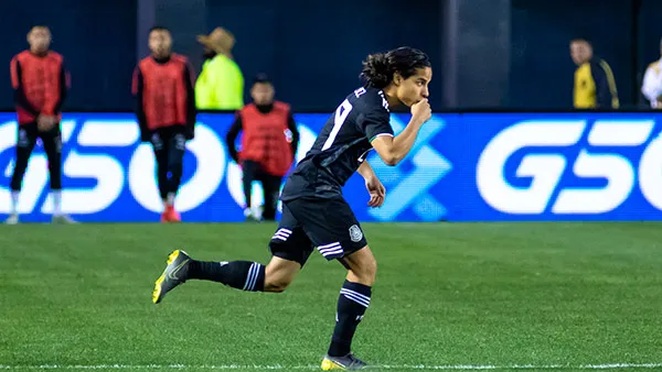 Lainez ingresa al campo en un juego del Tri Mayor