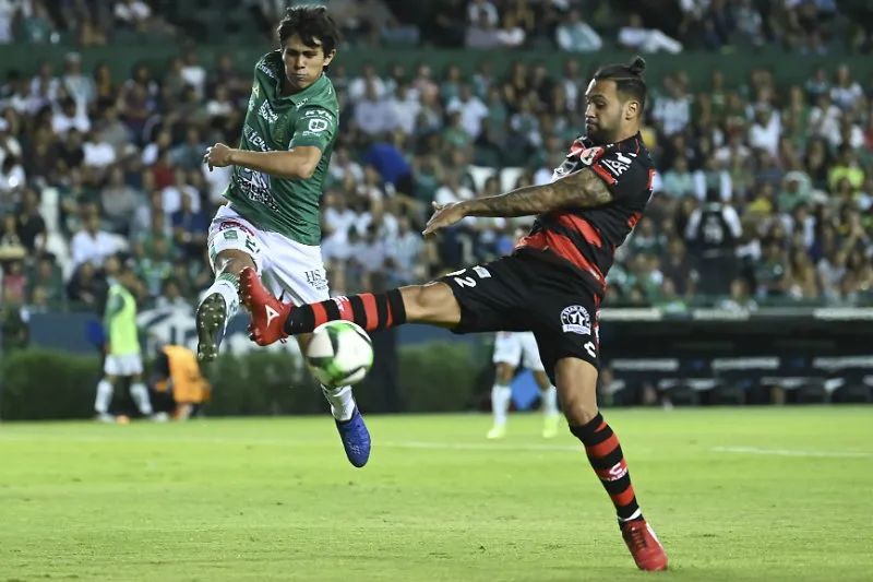 IMAGO7 JJ Macías saca un disparo en el juego vs Xolos