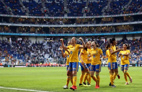 Tigres celebra su anotación frente a las Rayadas