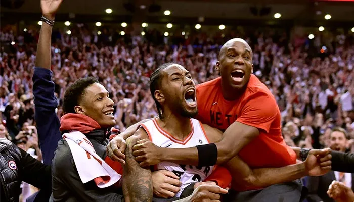 AP Kawhi Leonard celebrando su canasta
