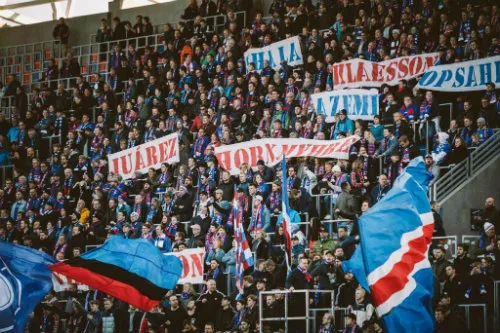 Aficionados del Valerenga muestran pancartas con nombres de jugadores