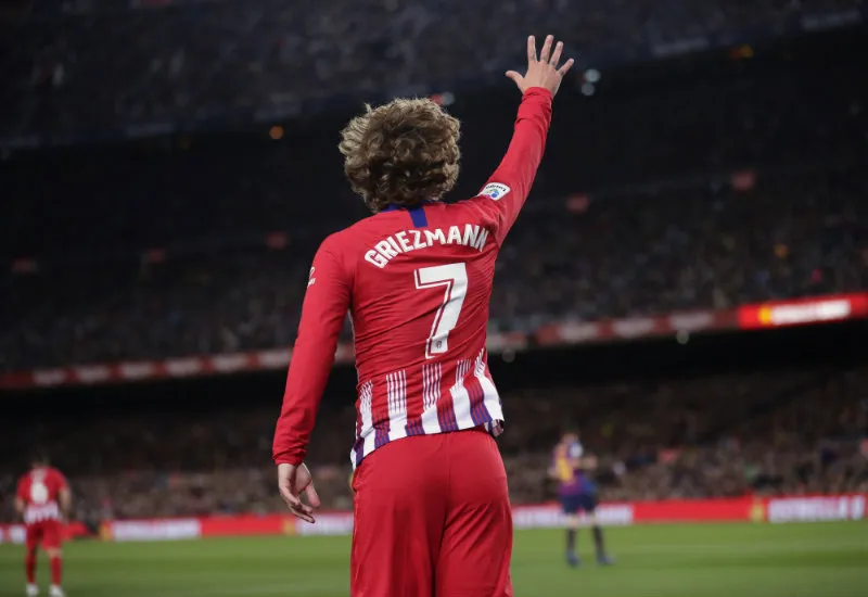 Griezmann saluda en un juego con el Atlético de Madrid