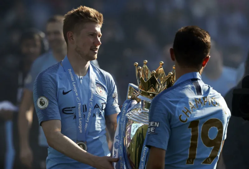 AP Kevin De Bruyne con el trofeo de la Premier League