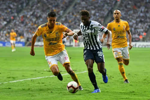 Acción del Clásico Regio en la Final del torneo de Concacaf