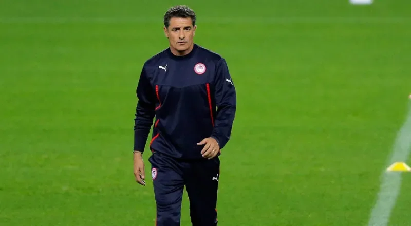 AP Míchel González cuando era DT del Olympiacos