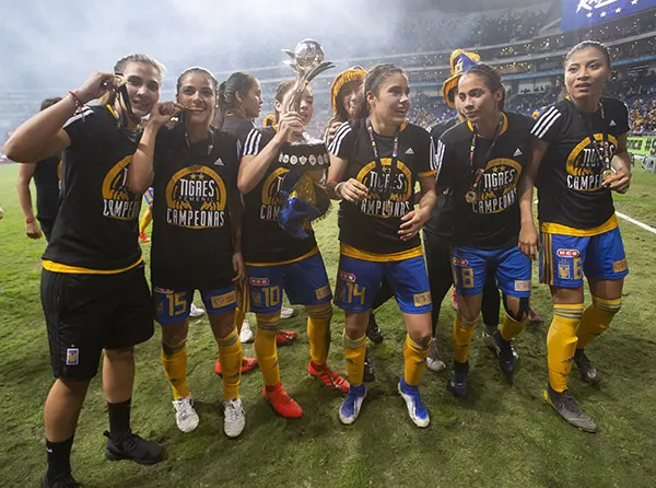 Las jugadoras de Tigres celebra título contra Monterrey