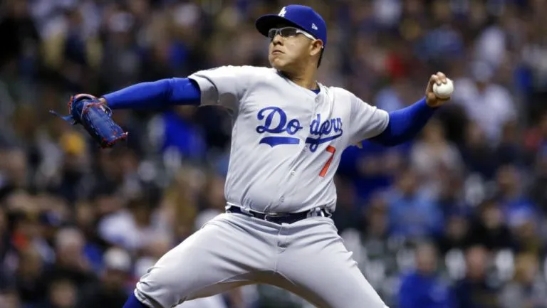 AP Urías lanza pelota en encuentro de Dodgers