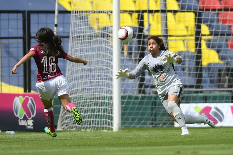 Cecilia Santiago achica su área ante el ataque de Monarcas