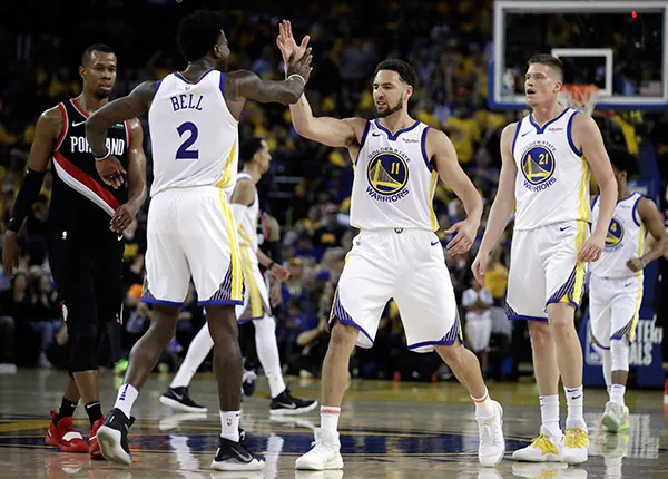 AP Thompson celebra una anotación con sus compañeros