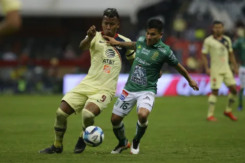 Roger Martínez y Jean Meneses disputan un balón