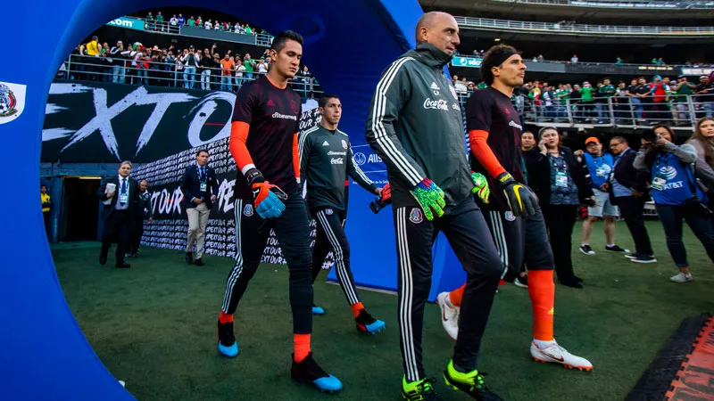 Gudiño, Ochoa y González, previo a un calentamiento