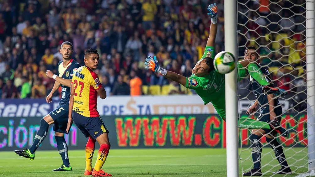 IMAGO7 Marche y una de sus acostumbradas grandes atajadas durante el torneo