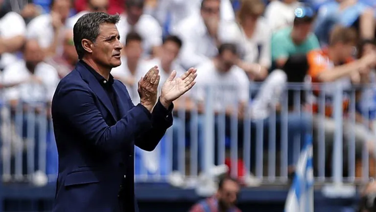 EFE Míchel aplaude a sus jugadores durante un juego