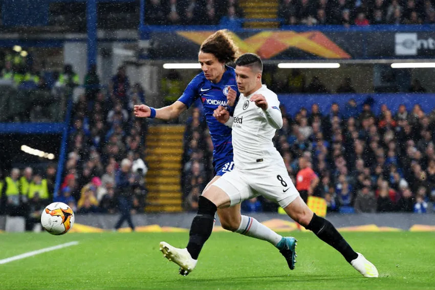 Jovic pelea por el balón contra David Luiz en Europa League