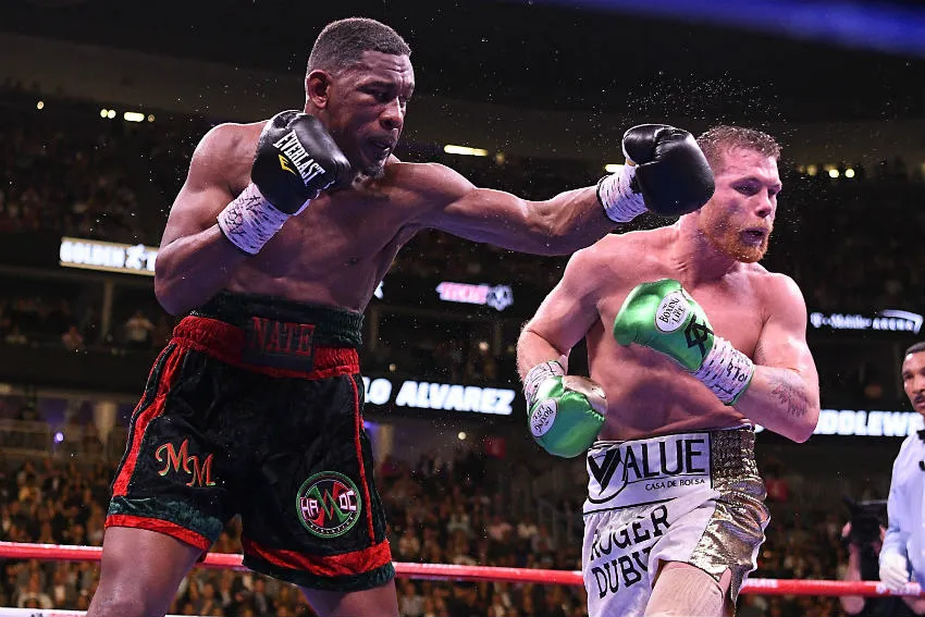 Jacobs propina golpe a Álvarez