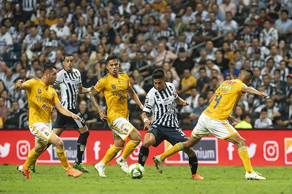 MEXSPORT Tigres y Rayados pelean por el balón
