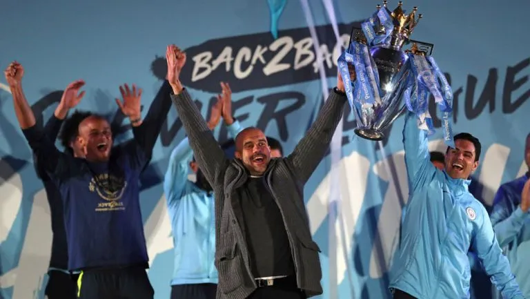 Guardiola levanta el título de Premier League