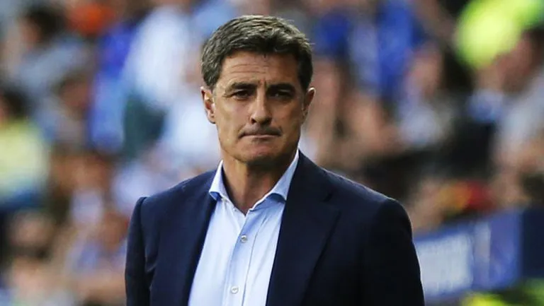 EFE González, dirigiendo un partido en España