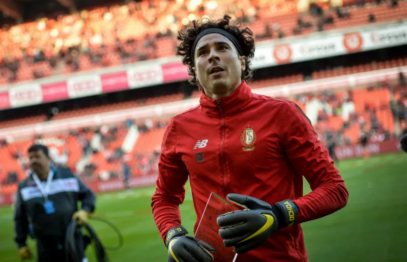 TWITTER @STANDARD_RSCL Ochoa, tras recibir su premio a 'Mejor Jugador de la temporada'