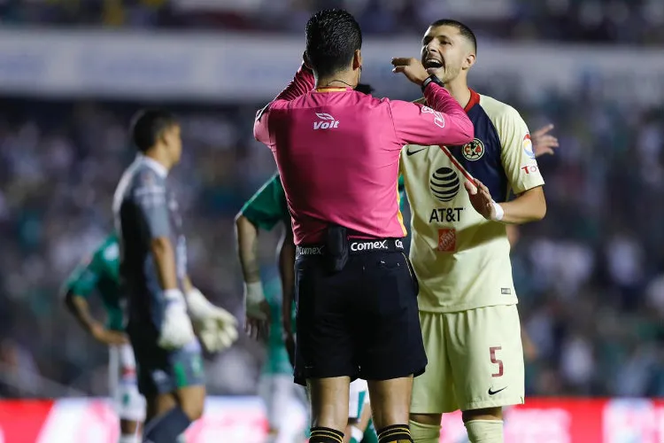ERNESTO PÉREZ Guido Rodríguez reclama a Pérez Durán por una falta