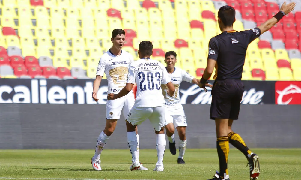 IMAGO7 Jugadores de Pumas celebran gol contra Monarcas