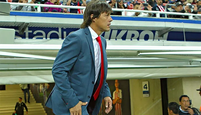 Almeyda da instrucciones en partido con Chivas