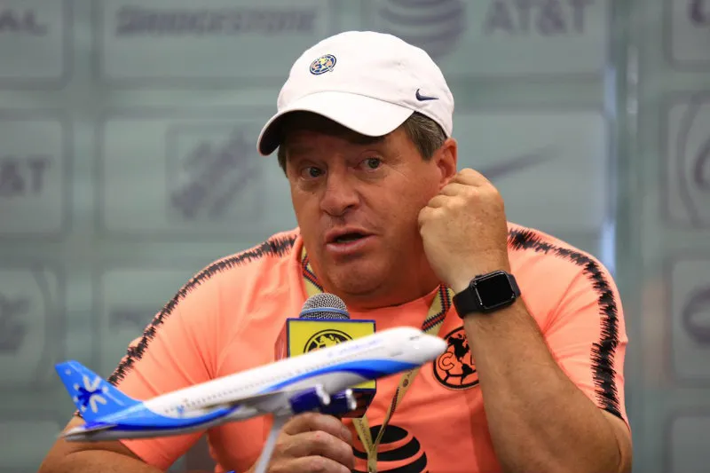 CARLOS RAMÍREZ Piojo habla con los medios en conferencia de prensa